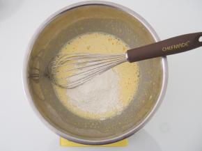 筛入低筋面粉，切拌均匀