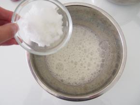 蛋白放入无水无油的盆子中，打出鱼眼泡后加入三分之一糖