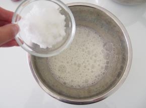 蛋白放入无水无油的盆子中，打出鱼眼泡后加入三分之一糖