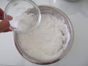 打发至出现纹路加入第二次糖，纹路明显后加入第三次糖，打发至湿性发泡的状态即可