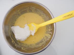 取三分之一的蛋白加入蛋黄糊中，切拌均匀