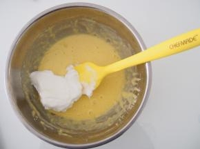 取三分之一的蛋白加入蛋黄糊中，切拌均匀