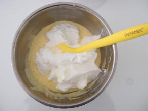 将蛋黄糊倒入剩余的蛋白中，搅拌均匀