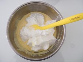 将蛋黄糊倒入剩余的蛋白中，搅拌均匀