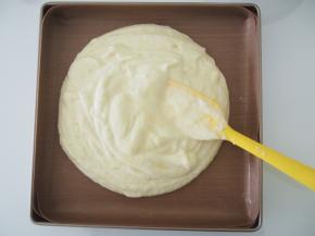 烤盘上铺上油布，将面糊倒入烤盘中