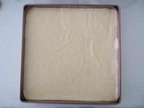 铺平后震出大气泡，烤箱预热至150度，中层上下火，20分钟左右熟透即可