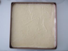 铺平后震出大气泡，烤箱预热至150度，中层上下火，20分钟左右熟透即可