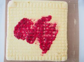 烤好的蛋糕晾至温热后抹上火龙果酱，卷起定型