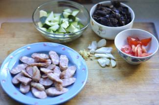 1、将西葫芦洗净切成小块， 香肠切片， 木耳洗净撕碎， 西红柿切成小块，葱姜蒜切碎备用；