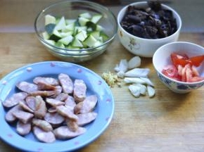1、将西葫芦洗净切成小块， 香肠切片， 木耳洗净撕碎， 西红柿切成小块，葱姜蒜切碎备用；
