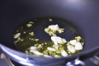 2、炒锅上火，热锅凉油，放入葱姜蒜爆香