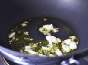 2、炒锅上火，热锅凉油，放入葱姜蒜爆香