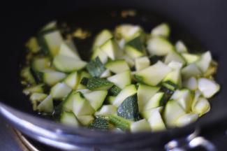 3、放入西葫芦翻炒