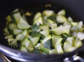 3、放入西葫芦翻炒