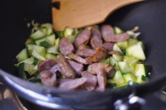 4、然后加入肉肠继续翻炒