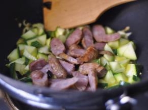 4、然后加入肉肠继续翻炒