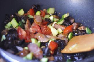 6、出锅前，加入准备好的西红柿做点缀，西葫芦木耳炒香肠就做好了