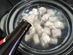 撇去浮沫后加入适量料酒。