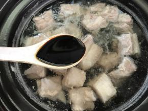 然后加入2大勺老抽和2大勺生抽。