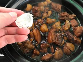 放入适量冰糖调味。