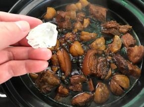 放入适量冰糖调味。