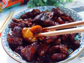 一碗香浓入味的栗子烧肉出锅了。