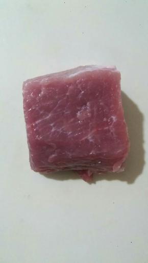 精肉洗净，备用。