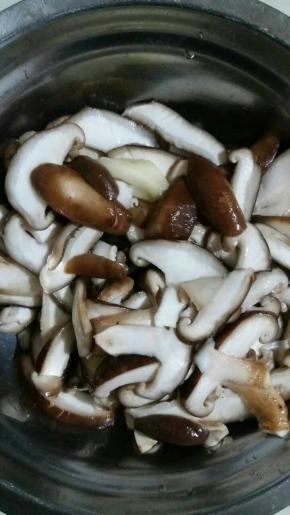 香菇洗净，掰开。