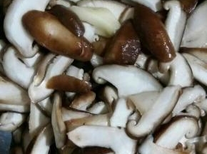 香菇洗净，掰开。