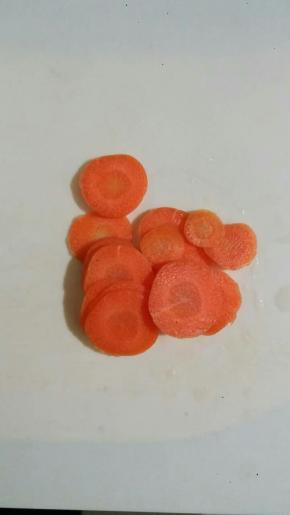 胡萝卜切成薄片。