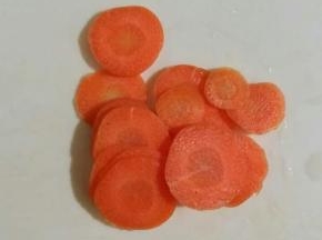 胡萝卜切成薄片。