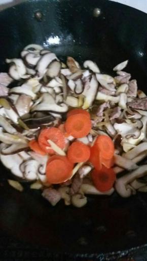 加入香菇，胡萝卜片。