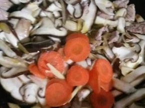 加入香菇，胡萝卜片。