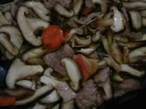 放入适量盐，酱油，耗油，鸡粉。