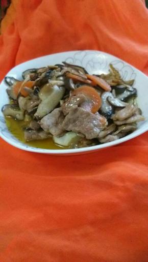 香喷喷的香菇炒肉完成了。