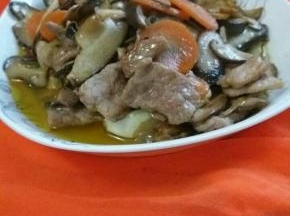 香喷喷的香菇炒肉完成了。