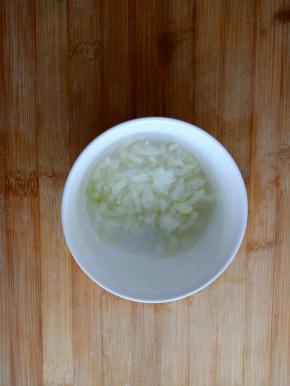 毛葱切成葱花。