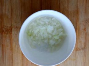 毛葱切成葱花。