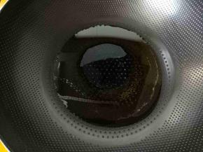 锅中放适量豆油。