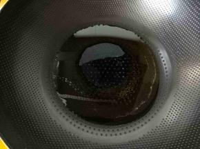 锅中放适量豆油。