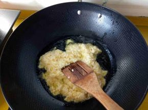 油温到7分时，放入浸泡的蛋液。