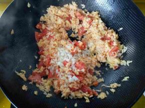 加入葱花。继续翻炒。