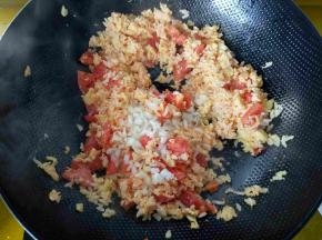 加入葱花。继续翻炒。