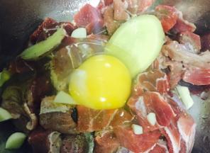 牛肉加入料酒、盐、胡椒粉、鸡粉、蚝油、蛋清抓匀，腌制一小时以上