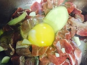 牛肉加入料酒、盐、胡椒粉、鸡粉、蚝油、蛋清抓匀，腌制一小时以上