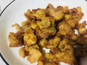 腌好的鸡腿踢掉骨头，把肉搓成球然后面粉里裹一圈放入油锅炸。炸好的鸡肉捞出控油