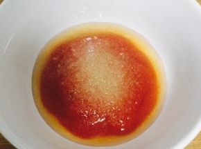 蕃茄酱、醋、糖混合均匀调成味汁