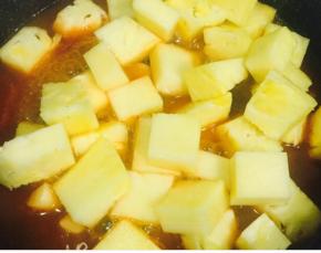 另取一锅，倒入味汁姜蒜，炒香，加入凤梨和水果椒炒均匀，直到凤梨变软出汁