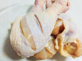 用刀在鸡腿表面划几刀