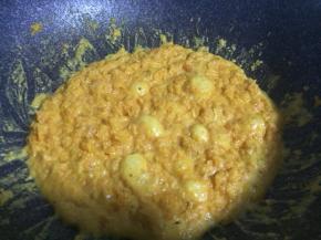 锅内倒入少许植物油，油热下蛋黄翻炒，碾碎，炒至蛋黄咕嘟咕嘟冒泡